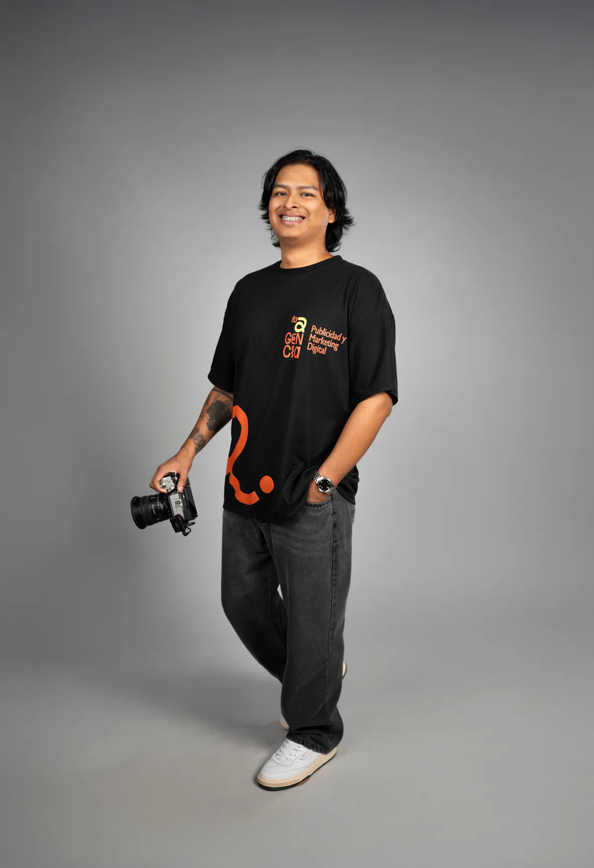 Equipo de La Agencia en sesión fotográfica 2026, marketing digital Ecuador.